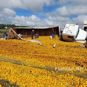 Fotos de Carreta carregada com laranja tomba no Contorno Norte em Maringá e carga é saqueada
