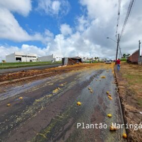 Fotos de Carreta carregada com laranja tomba no Contorno Norte em Maringá e carga é saqueada