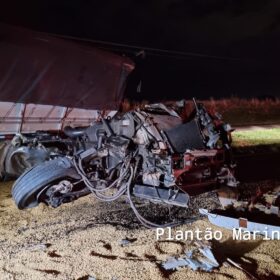 Fotos de Carreta tomba em cima de moto e motociclista escapa da morte em Maringá
