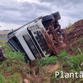 Fotos de Carreta tomba na alça de acesso do viaduto da PR-323 com a PR-317, em Maringá