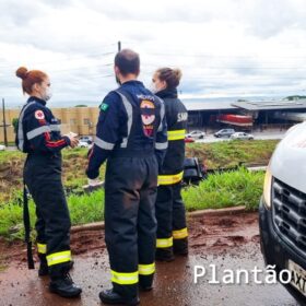 Fotos de Carreta tomba na alça de acesso do viaduto da PR-323 com a PR-317, em Maringá