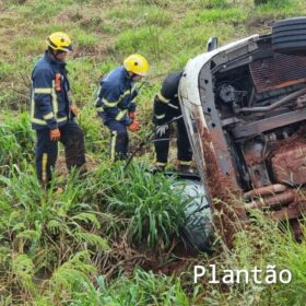 Fotos de Carreta tomba na alça de acesso do viaduto da PR-323 com a PR-317, em Maringá