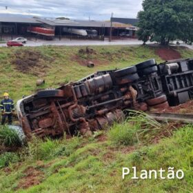 Fotos de Carreta tomba na alça de acesso do viaduto da PR-323 com a PR-317, em Maringá