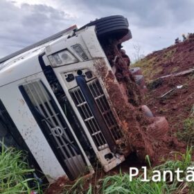 Fotos de Carreta tomba na alça de acesso do viaduto da PR-323 com a PR-317, em Maringá