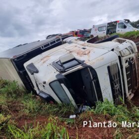 Fotos de Carreta tomba na alça de acesso do viaduto da PR-323 com a PR-317, em Maringá