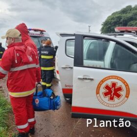 Fotos de Carreta tomba na alça de acesso do viaduto da PR-323 com a PR-317, em Maringá