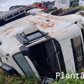 Fotos de Carreta tomba na alça de acesso do viaduto da PR-323 com a PR-317, em Maringá