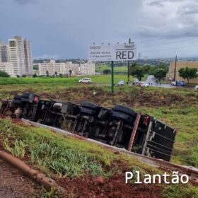 Fotos de Carreta tomba na alça de acesso do viaduto da PR-323 com a PR-317, em Maringá