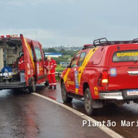 Fotos de Carreta tomba na alça de acesso do viaduto da PR-323 com a PR-317, em Maringá