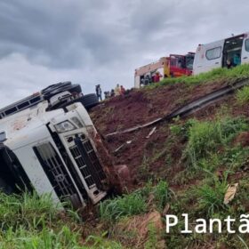 Fotos de Carreta tomba na alça de acesso do viaduto da PR-323 com a PR-317, em Maringá