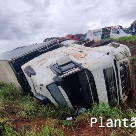 Fotos de Carreta tomba na alça de acesso do viaduto da PR-323 com a PR-317, em Maringá