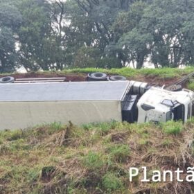 Fotos de Carreta tomba na alça de acesso do viaduto da PR-323 com a PR-317, em Maringá