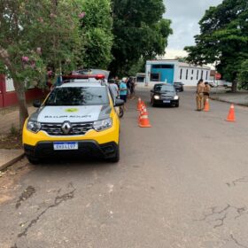 Fotos de Carro suspeito de disputar racha causa acidente e deixa um enorme prejuízo em Maringá 