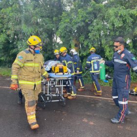 Fotos de Casal sofre ferimentos graves após colisão frontal com ônibus na PR-323