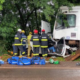 Fotos de Casal sofre ferimentos graves após colisão frontal com ônibus na PR-323