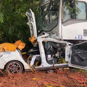 Casal sofre ferimentos graves após colisão frontal com ônibus na PR-323 Foto 1 Fotos de Casal sofre ferimentos graves após colisão frontal com ônibus na PR-323