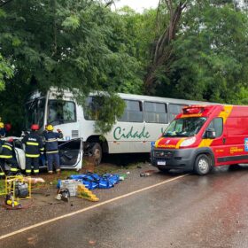 Fotos de Casal sofre ferimentos graves após colisão frontal com ônibus na PR-323