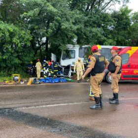 Fotos de Casal sofre ferimentos graves após colisão frontal com ônibus na PR-323