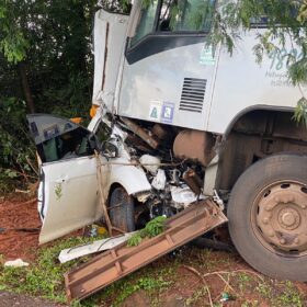 Fotos de Casal sofre ferimentos graves após colisão frontal com ônibus na PR-323