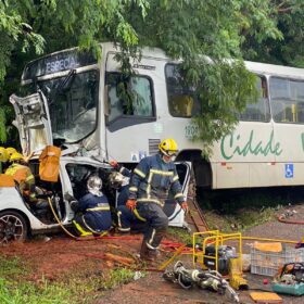 Fotos de Casal sofre ferimentos graves após colisão frontal com ônibus na PR-323