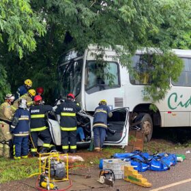 Fotos de Casal sofre ferimentos graves após colisão frontal com ônibus na PR-323