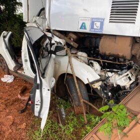 Fotos de Casal sofre ferimentos graves após colisão frontal com ônibus na PR-323