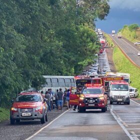 Fotos de Casal sofre ferimentos graves após colisão frontal com ônibus na PR-323