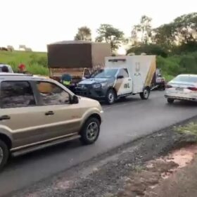 Fotos de Duas pessoas morreram após grave acidente entre uma carreta e uma picape
