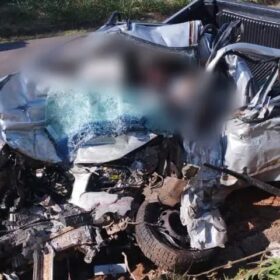 Fotos de Duas pessoas morreram após grave acidente entre uma carreta e uma picape