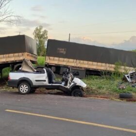 Fotos de Duas pessoas morreram após grave acidente entre uma carreta e uma picape