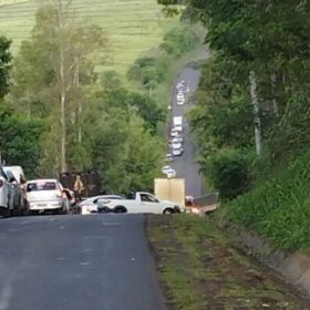 Fotos de Duas pessoas morreram após grave acidente entre uma carreta e uma picape