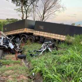 Fotos de Duas pessoas morreram após grave acidente entre uma carreta e uma picape