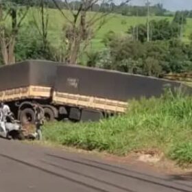 Fotos de Duas pessoas morreram após grave acidente entre uma carreta e uma picape