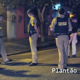 Fotos de Homem é morto na frente da mãe após briga de vizinhos em Sarandi