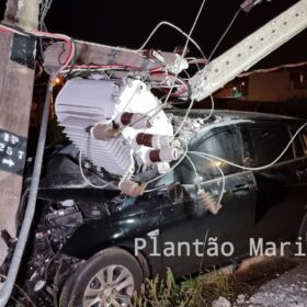 Fotos de Motorista bate em poste, derruba transformador em Maringá