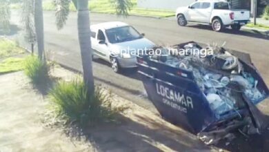 Fotos de Mulher perde o controle do veículo e bate em container de entulho em Maringá