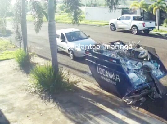 Fotos de Mulher perde o controle do veículo e bate em container de entulho em Maringá