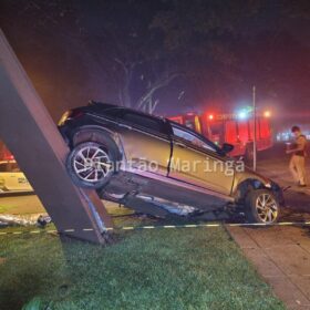 Fotos de Uma pessoa morreu e três ficaram feridas após carro bater em árvore em Maringá