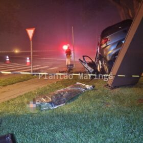 Fotos de Uma pessoa morreu e três ficaram feridas após carro bater em árvore em Maringá
