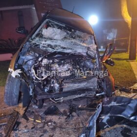 Fotos de Uma pessoa morreu e três ficaram feridas após carro bater em árvore em Maringá