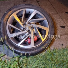 Fotos de Uma pessoa morreu e três ficaram feridas após carro bater em árvore em Maringá