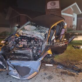 Fotos de Uma pessoa morreu e três ficaram feridas após carro bater em árvore em Maringá
