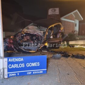 Fotos de Uma pessoa morreu e três ficaram feridas após carro bater em árvore em Maringá