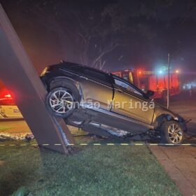 Fotos de Uma pessoa morreu e três ficaram feridas após carro bater em árvore em Maringá