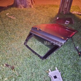 Fotos de Uma pessoa morreu e três ficaram feridas após carro bater em árvore em Maringá