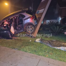 Fotos de Uma pessoa morreu e três ficaram feridas após carro bater em árvore em Maringá