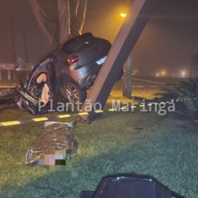 Fotos de Uma pessoa morreu e três ficaram feridas após carro bater em árvore em Maringá