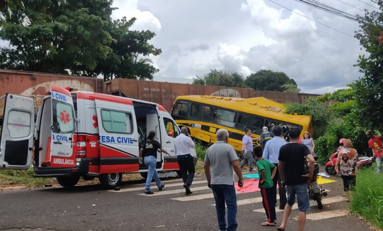 Fotos de Acidente envolvendo ônibus escolar e uma locomotiva deixa vários feridos em Jandaia do Sul 