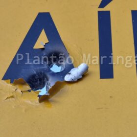 Fotos de Câmera de segurança flagra homem atirando contra placa em bairro de Maringá; veja vídeo