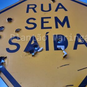 Fotos de Câmera de segurança flagra homem atirando contra placa em bairro de Maringá; veja vídeo